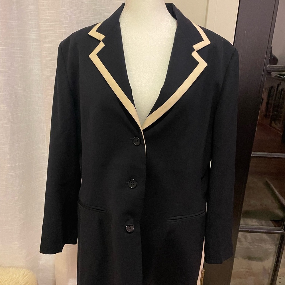 Chic Dark Navy Blazer with Cream Trim